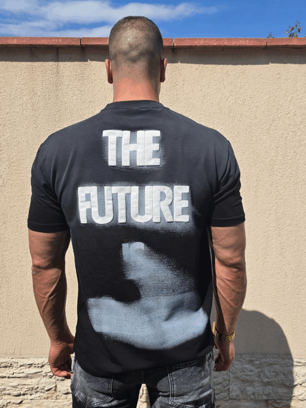 Мъжка тениска в черно THE FUTURE